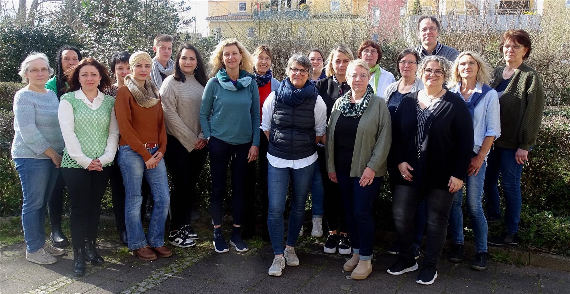 Gruppenfoto mit mehreren Frauen und Männern